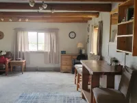 Payton's Place. A cozy cabin with private outdoor space pet friendly. Hotels in Jackson County