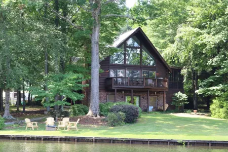 Rustic Log Cabin with amazing view of Lake Gaston!