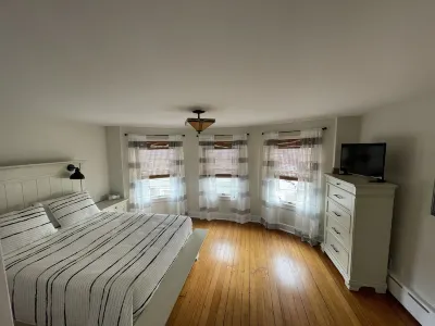 Spacious 2 Bedroom Apartment-Just Steps to Thames St & Waterfront!