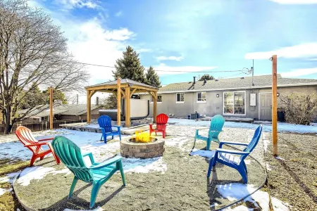 Allow Pets, View of Downtown, 5mins to Waterworld, Game Room, Firepit, Hot Tub