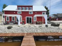 4Br River Retreat: Beach, Boat, Sunsets, Wildlife, Spacious & Serene Escape Hotels in Two Rivers