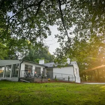 Spacious, Town Square, Theatre Room! 4 bed / 2 bath Private Home on town square