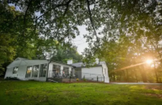 Spacious, Town Square, Theatre Room! 4 bed / 2 bath Private Home on town square