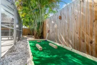 4bd/2br Tiki Bar, King bed, & Pool... amenities galore! Hotels near 7-Eleven