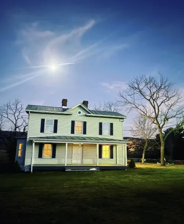 Charming Farmhouse w King Bed Hot Tub & EV Charger