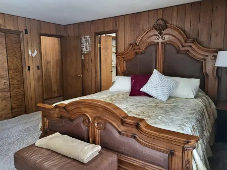 Sleeps 14+ spacious home overlooking Heise.