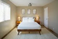 Airport,Downtown,food,shopping,mountain views,WiFi