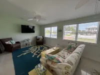 Island Cottage-Boat Ramp Nearby. Walk to Jug Creek Marina!