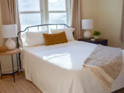 Charming Home Away From Home! Hotels in Cedar Falls