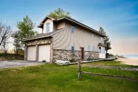 #1 Thomas' Parkside Cottages, 4Br Lake Huron Beachfront w/ Balcony Views