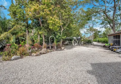 Spacious Family Retreat with Pool Gym Sauna Pickleball and Guest Suite Sleeps 16 Các khách sạn gần Sun-N-Fun Lagoon