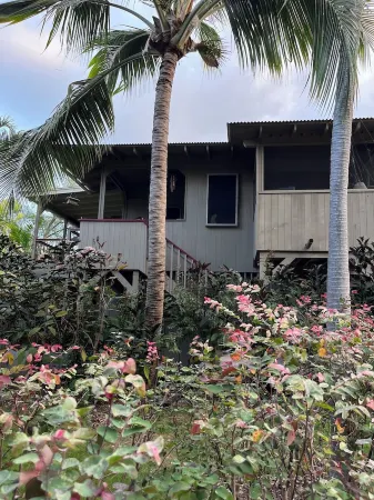 Quiet get-away in Lush Tropical Setting- 5 min walk to snorkeling beach!