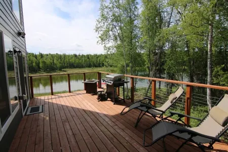 Lake front - 2 bedroom, 1 loft home with hot tub Отели в г. Матануска-Суситна