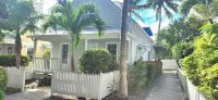 Sea Breeze Cottage 2 Large Decks, Pool, Free Parking/Wifi in  Truman Annex
