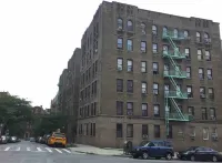 Long-Term, 2-Bedroom Apartment in the Bronx, Near Yankee Stadium & Pet-Friendly. 英伍德山公園附近的飯店