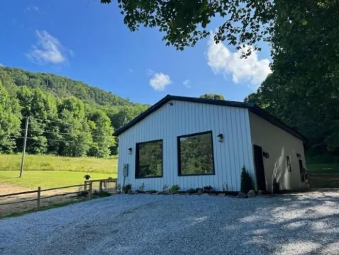 Golden Acres Barn with Hot Tub+Firepit+Game Loft, & Mountain views, creek access