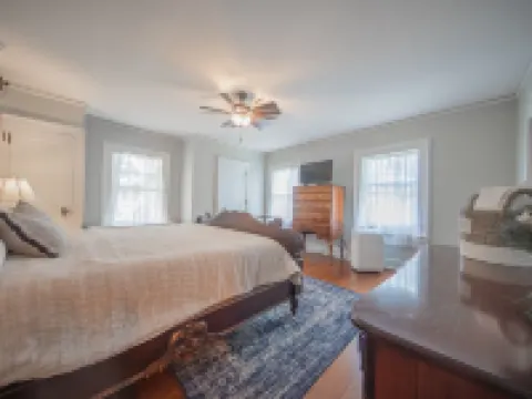 Beautiful home near Ocean Beach Park. 新倫敦酒店