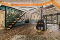 Pet Friendly, 10 Guests, Walking Distance to Payette Lake/Downtown, Hot Tub!