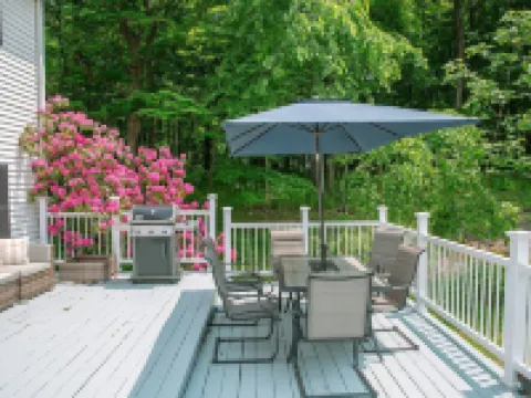 Private Retreat w/Pool, Hot Tub & Fire Pit, Perfect for Groups! Hotels in Warwick