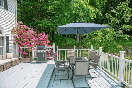 Retreat with Hot Tub, 10 Min to Skiing, Fireplace and Firepit!