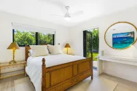 New! Luxurious Villa with Pool in West Palm Beach. 5 min from the Beach!