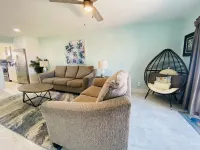 Modern Luxurious Condo, King Bed Suite, Waterfront + Pool, Near Downtown