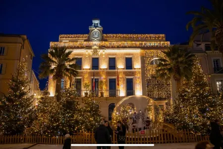 Panoramic sea view of port and beaches Отели в г. Бандоль