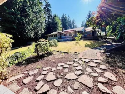 Charming 2BR w/ Garden Retreat & 2 Free Parking North Creek Events Center NCEC UWB Bothell 주변 호텔