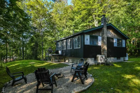Entire Modern Cabin by the NH White Mountains, Cannon + Franconia Notch! Отели рядом с достопримечательностью «The Store & Gallery at WREN»