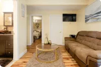 Spacious one Bedroom Apt with  private entrance Hotel a Centereach