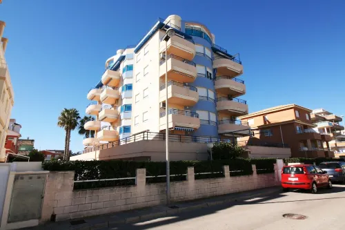 Apartment with pool and sea views.