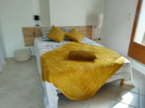 Dans un Écrin de Verdure , Mazet et Piscine Privée Sans Vis-à-vis