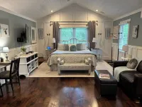 Lakeside Retreat Lake Lanier-Great Hiking, Wineries, and More!Book Now for Fall!