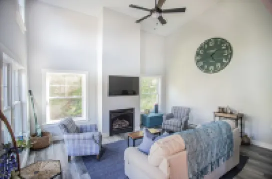 Waterfront Coastal Cottage in Kennebunk, Maine