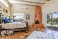 Large, Colorful, Santa Fe-Style Home SWAN 공원 주변 호텔