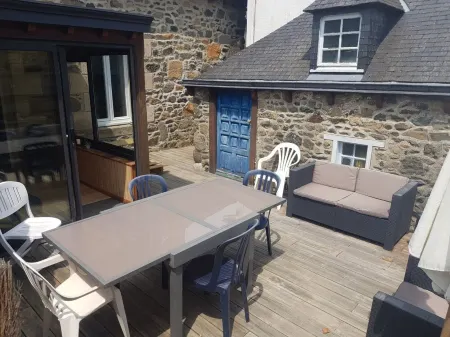 Typical house for 6 people, quiet location 1km from the beach