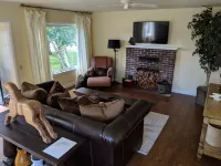 Garden Creek Retreat - Remodeled Home with Luxury Furnishings