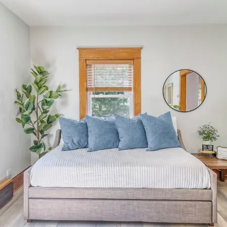 Family & dog friendly; 5 min walk to beach, bars, downtown, restaurants and park