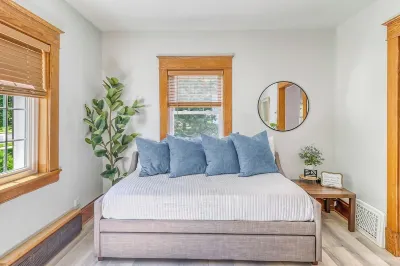 Family & dog friendly; 5 min walk to beach, bars, downtown, restaurants and park