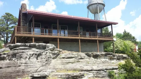 Calico Rock Cabin-500 Calico St 390 Chessmond Ferry Rd viewing the White River