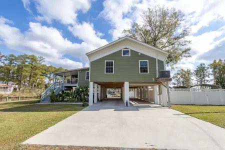 Private Waterfront Retreat with Breathtaking Views. Pet-friendly!