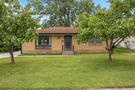 Welcome to Tiny's House. Your 3 Beds, 1 Bathroom Cozy Retreat in des Moines Отели в г. Полк