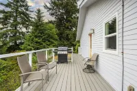 Hot Tub! Sunset Views. Walk to Beach. Pet Friendly. Sleeps 10! - Wifi
