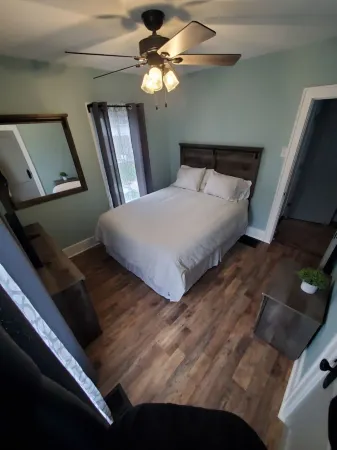 Comfortable 3 Bedroom Home, Free Parking, WIFI Отели в г. Оглейз