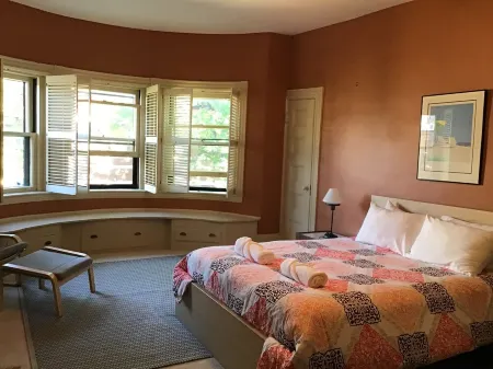 Historic Brownstone Townhouse, 7 beds/3.5 baths, Fenway Boston Отели рядом с достопримечательностью «Dexter Park»