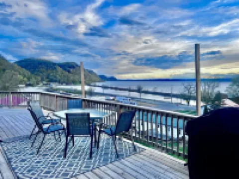 Mississippi River View Lodge with Hot Tub! Sleeps 14