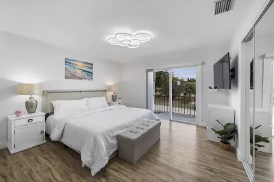 LUXURY Lake house-5 BD,  5 BA, Pool, Hot-Tub, Grill, Mini Golf and Tiki Hut Hotels near South Florida National Cemetery
