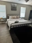 Cozy family home. 19 minutes from Churchill Downs Ben's Bargain Center附近的飯店