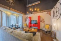 Haven at Hazel ~ Downtown Studio, stylish and centrally located on the square.
