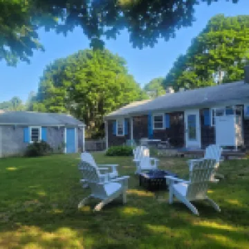 Dream vacation in our 4-Bedroom newly-renovated house 2.5 miles from the  ocean. 이스트 팰머스 호텔